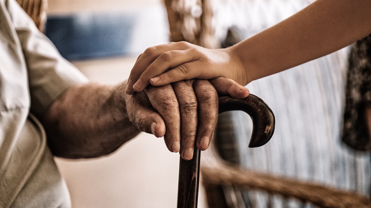 Pesquisa resulta em palmilha inteligente para prevenir quedas de idosos