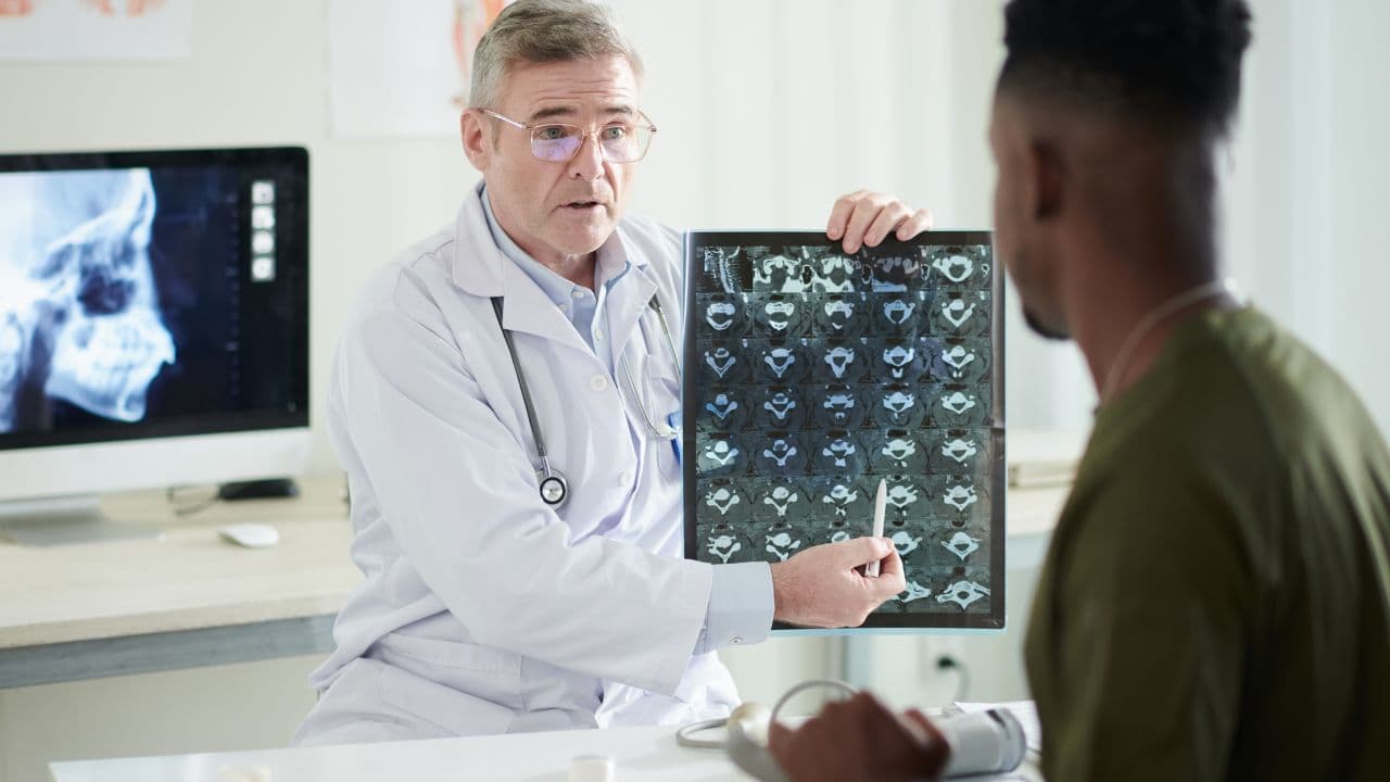 Hérnia de disco aposenta? Veja quando a condição dá direito à aposentadoria