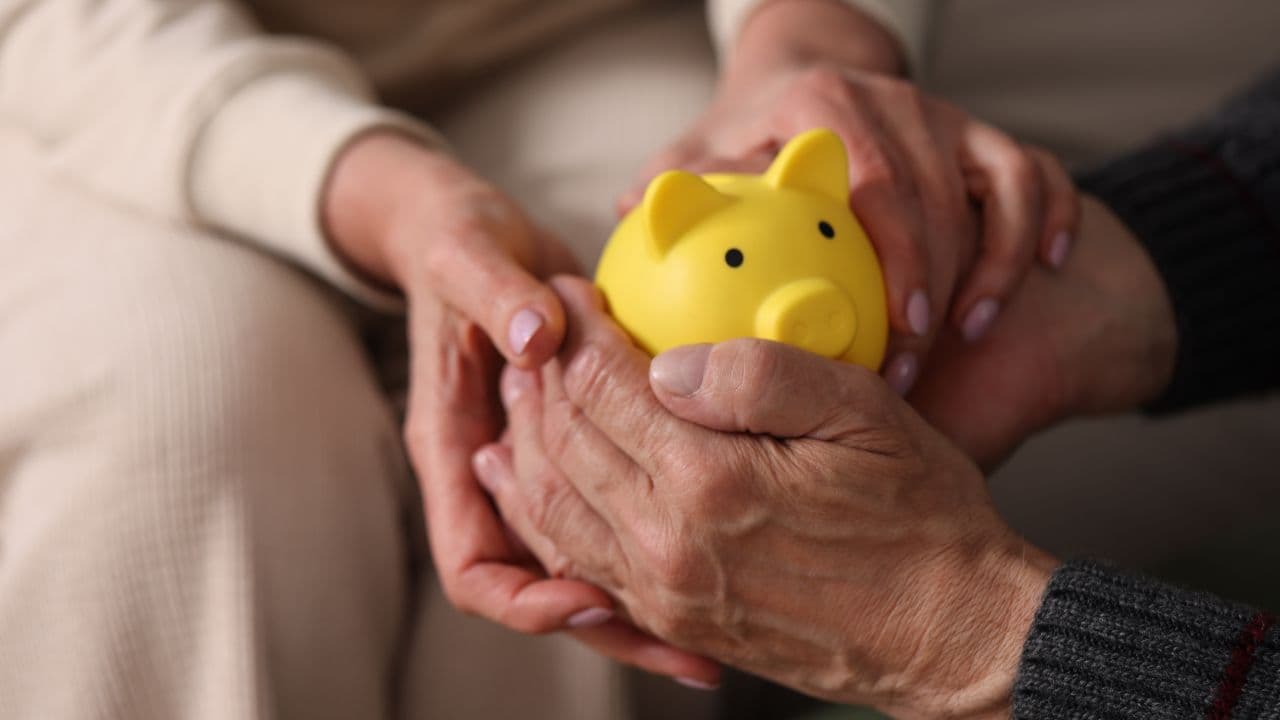 Pai e mãe idosos podem receber BPC na mesma casa? Entenda as regras