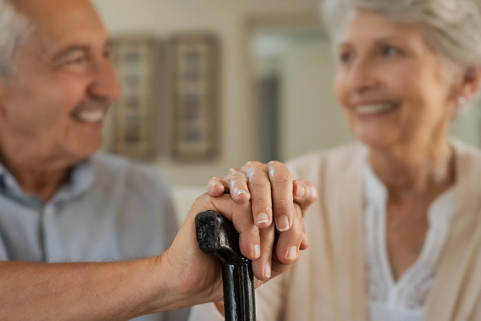 Mulheres reconhecem a velhice mais tarde que os homens, revela estudo