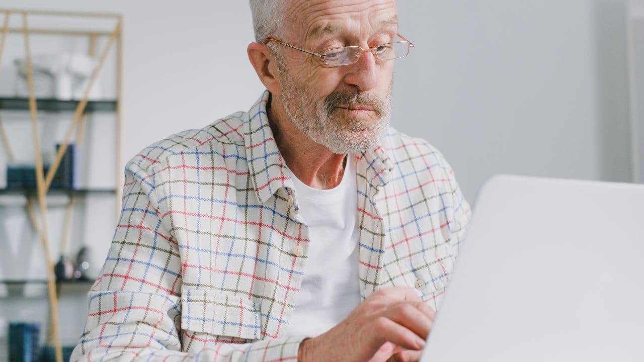 Trabalhador aposentado afastado por doença pode ser demitido?