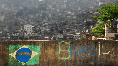 Brasil não devolve impostos na forma de serviços à população