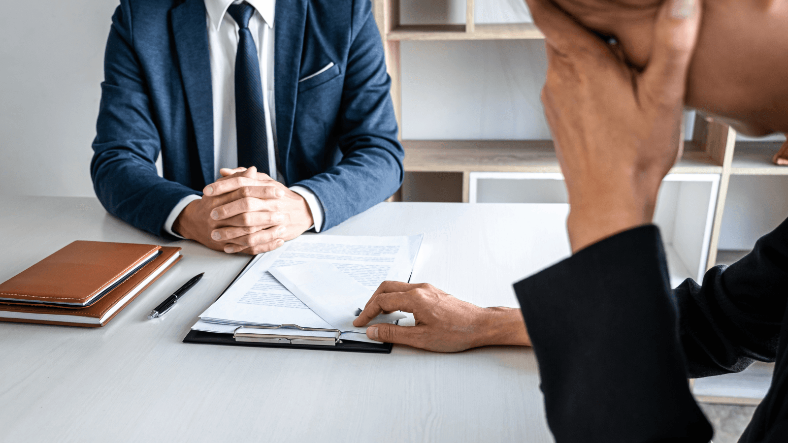 Quando a Alta do INSS Vira um Problema: Limbo Previdenciário ou Abandono de Emprego?