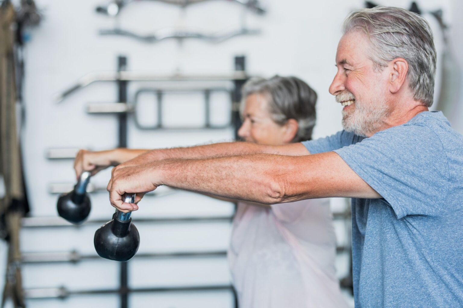 Musculação melhora sintomas de depressão e ansiedade em idosos, aponta estudo