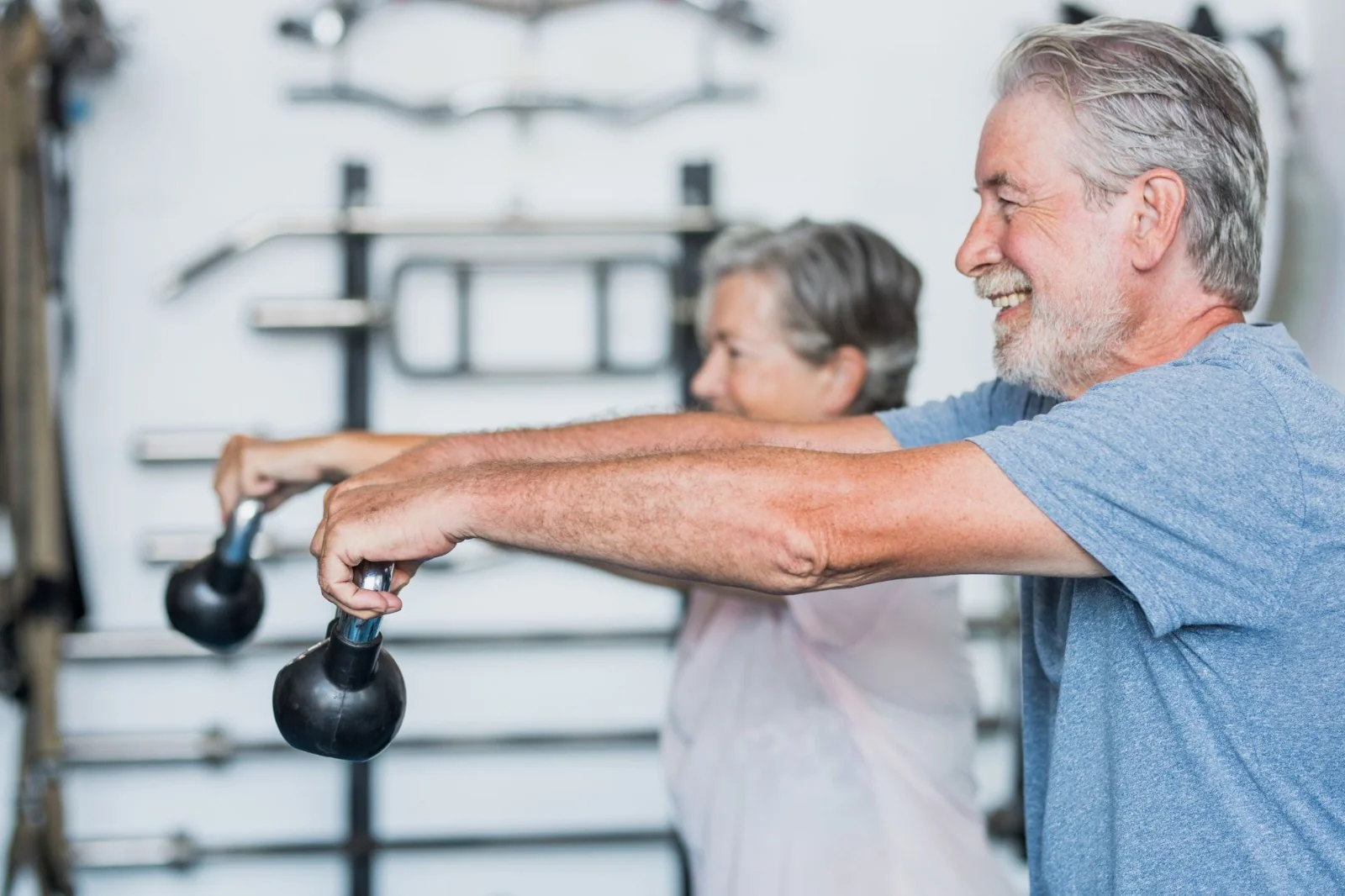 Musculação melhora sintomas de depressão e ansiedade em idosos, aponta estudo
