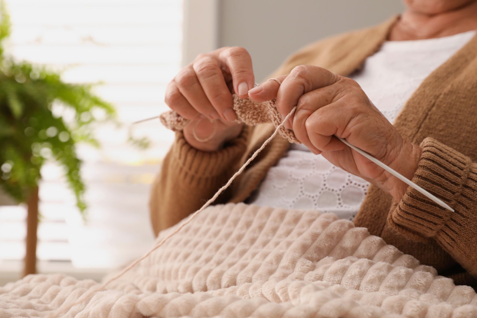 Bordar e tricotar, atividades que podem reduzir o estresse e promover bem-estar