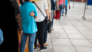 Fila do INSS dobra e volta a preocupar aposentados