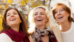 Aos 50, muitas mulheres não estão envelhecendo. Estão despertando.